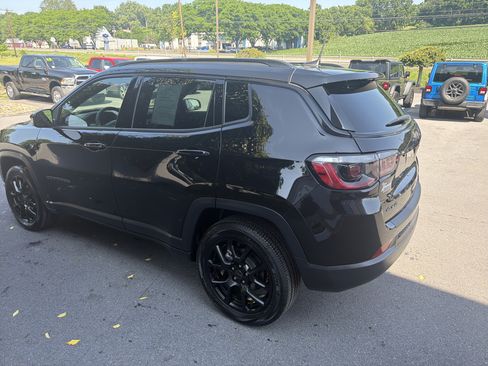 Used 2025 Jeep Compass Latitude w/ Convenience Group AWD/4WD image 6