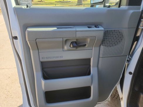 Used 2009 Ford E-350 and Econoline 350 Super Duty Wagon image 14