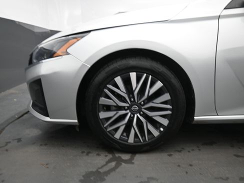 Used 2024 Nissan Altima 2.5 SV FWD image 9
