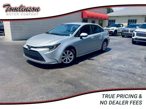 Used 2025 Toyota Corolla LE FWD image 1