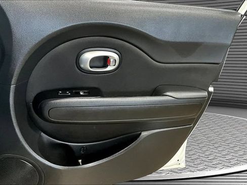 Used 2018 Kia Soul FWD image 24