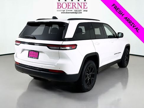 Used 2025 Jeep Grand Cherokee Altitude image 7