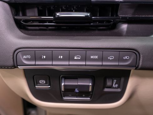 Used 2024 Cadillac Escalade Premium Luxury w/ Performance Package AWD/4WD image 35