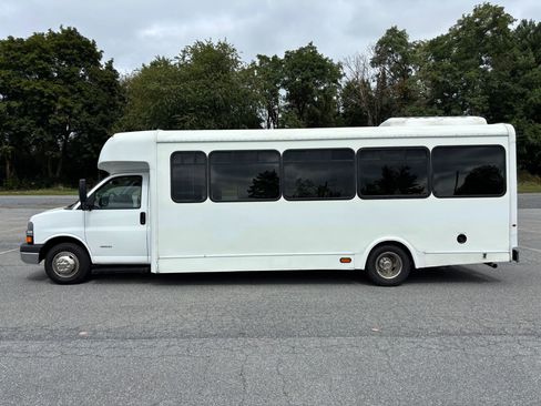 Used 2015 Chevrolet Express 4500 w/ Shuttle Bus Package image 10