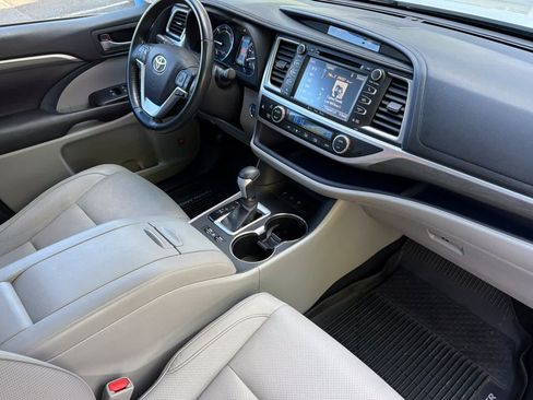 Used 2017 Toyota Highlander Limited AWD/4WD image 19