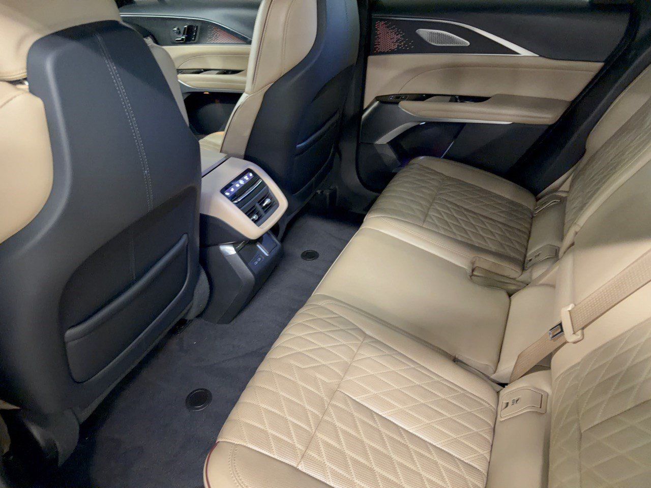 Certified 2024 Cadillac Lyriq Luxury w/ Nappa Leather Package AWD/4WD image 25