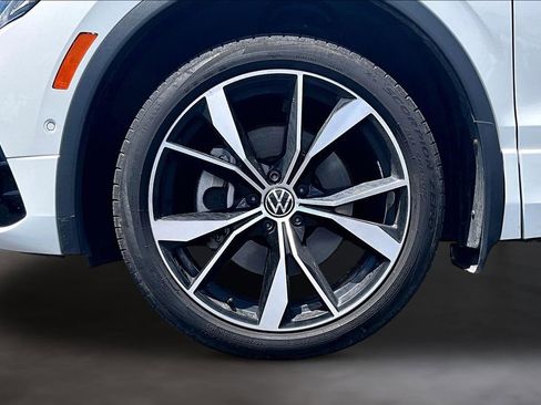 Used 2024 Volkswagen Tiguan SEL R-Line AWD/4WD image 9