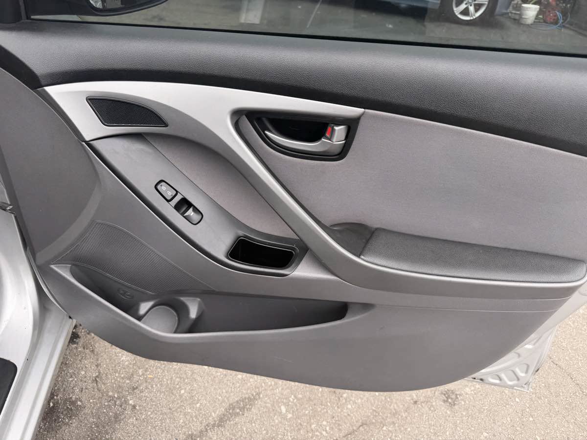 Used 2015 Hyundai Elantra SE w/ Option Group 02 FWD image 26