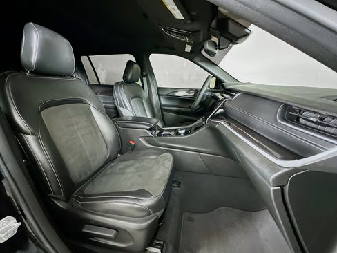 Used 2023 Jeep Grand Cherokee L Laredo image 33