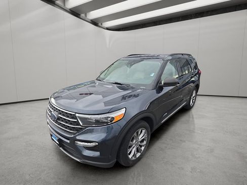 Used 2022 Ford Explorer XLT w/ Equipment Group 202A AWD/4WD image 2