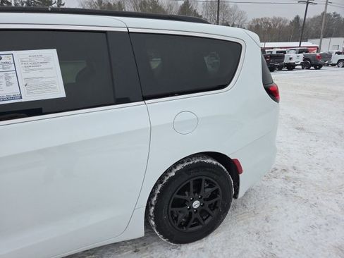 Used 2022 Chrysler Pacifica Touring-L image 34