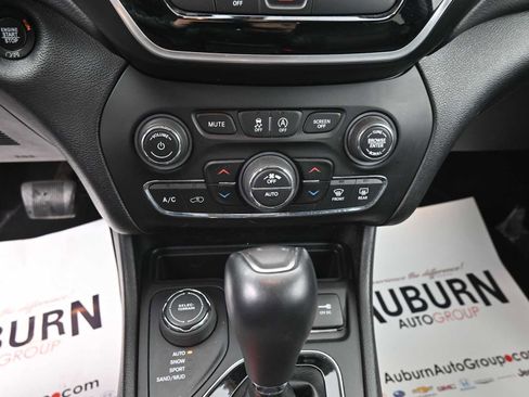 Used 2019 Jeep Cherokee Limited image 9