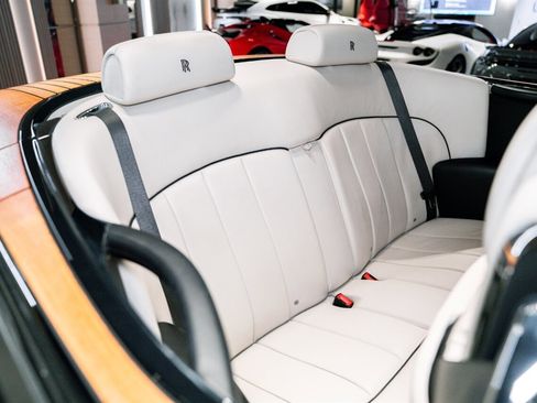 Used 2015 Rolls-Royce Phantom Drophead Coupe image 11