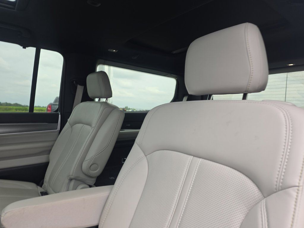 Used 2025 Jeep Wagoneer Series III w/ Premium Group I AWD/4WD image 14