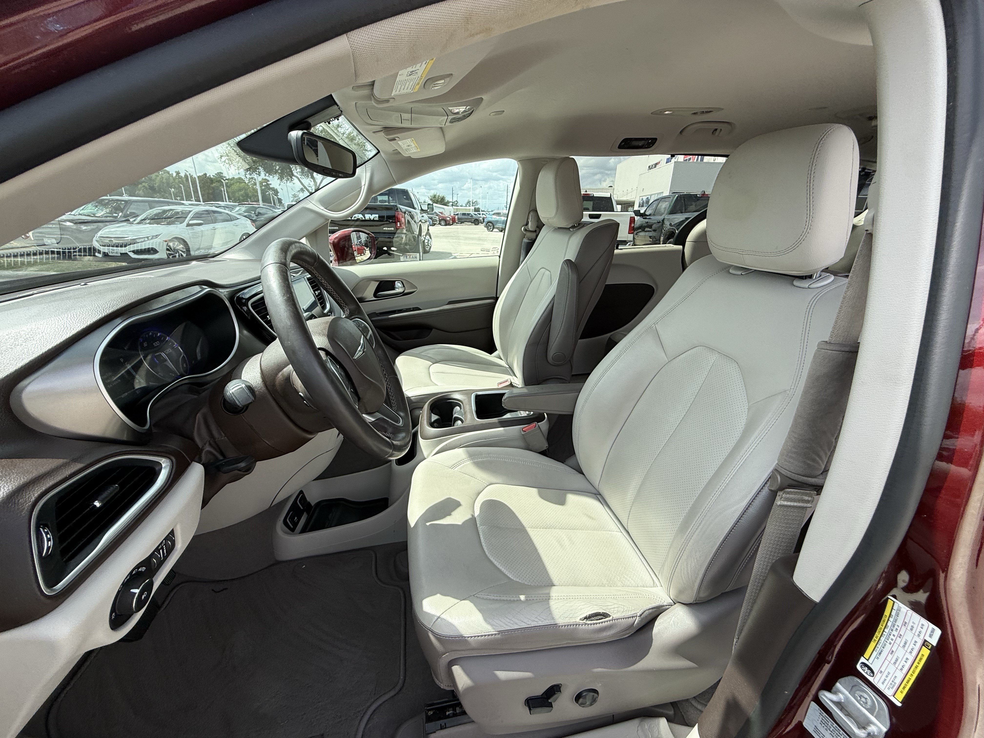 Used 2017 Chrysler Pacifica Touring-L Plus FWD image 28