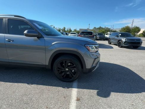 Used 2023 Volkswagen Atlas SE w/ Panoramic Sunroof Package FWD image 9