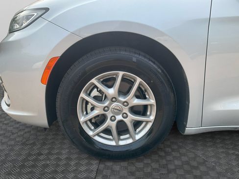 Used 2024 Chrysler Pacifica Touring-L FWD image 14