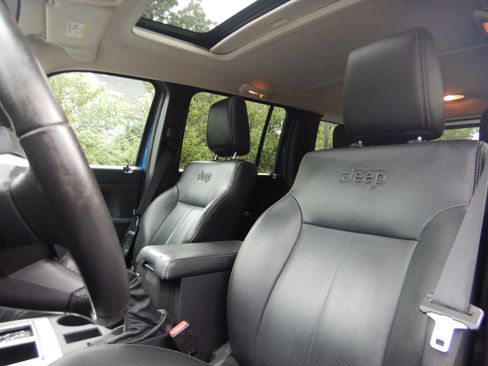 Used 2009 Jeep Liberty Limited w/ Premium Group AWD/4WD image 16