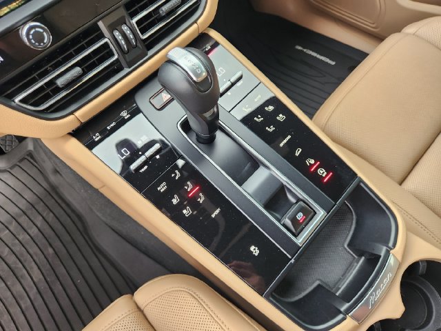 Used 2025 Porsche Macan AWD/4WD image 19