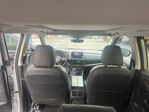 Used 2024 Nissan Rogue SV w/ SV Premium Package image 12