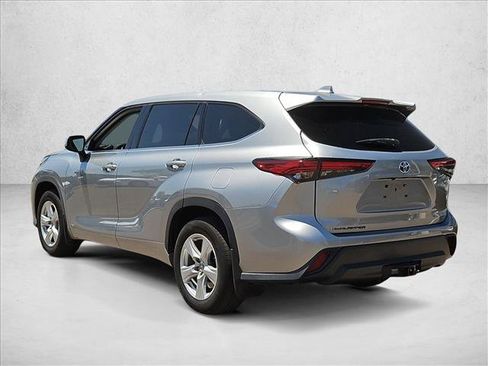 Used 2021 Toyota Highlander LE AWD/4WD image 9