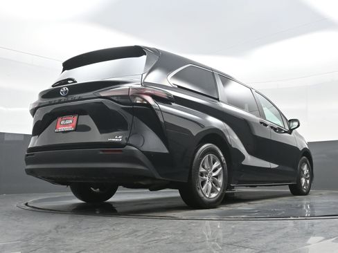 Used 2024 Toyota Sienna LE image 31