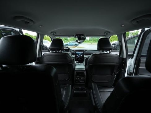 Used 2023 Jeep Grand Cherokee L Limited AWD/4WD image 24