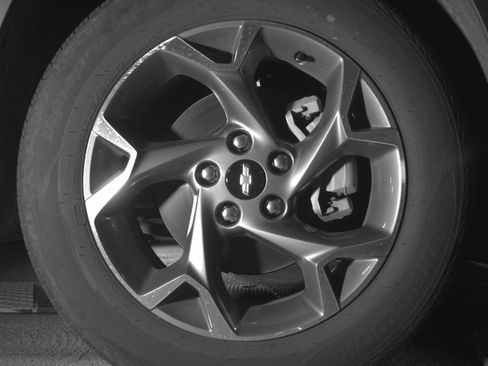 Used 2025 Chevrolet Trax LT FWD image 13