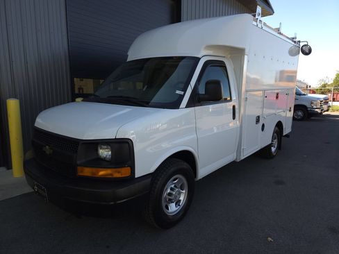 Used 2010 Chevrolet Express 3500 RWD image 2