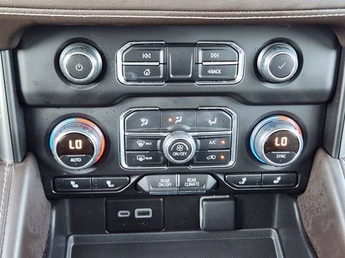 Used 2024 Chevrolet Suburban LT RWD image 19