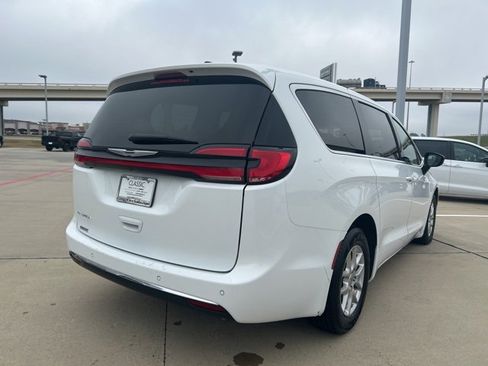 Used 2024 Chrysler Pacifica Touring-L image 15