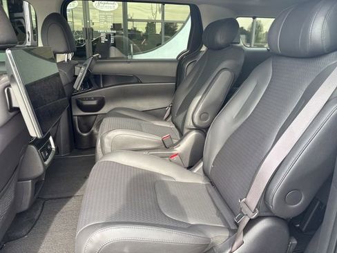 Used 2025 Kia Carnival SX Prestige FWD image 12