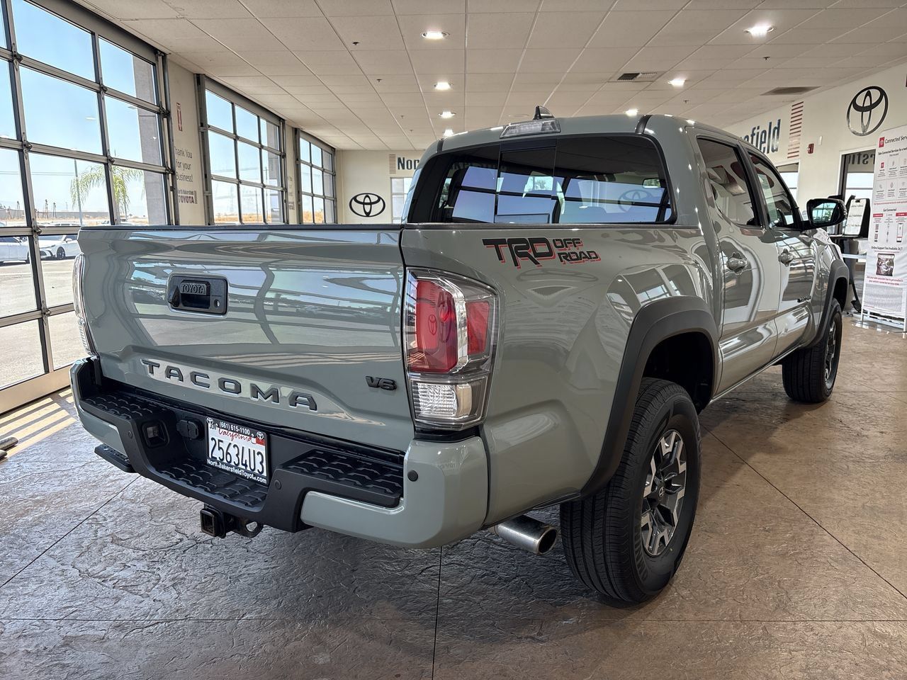 Used 2023 Toyota Tacoma TRD Off-Road w/ Technology Package RWD image 2