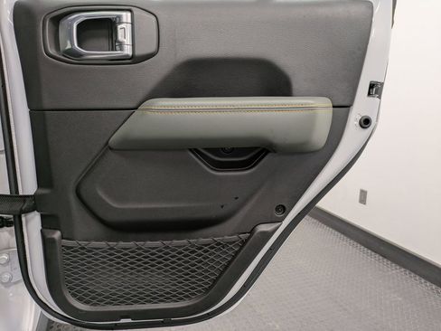 Used 2025 Jeep Gladiator Mojave image 25