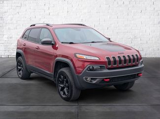 Used 2017 Jeep Cherokee Trailhawk video 1