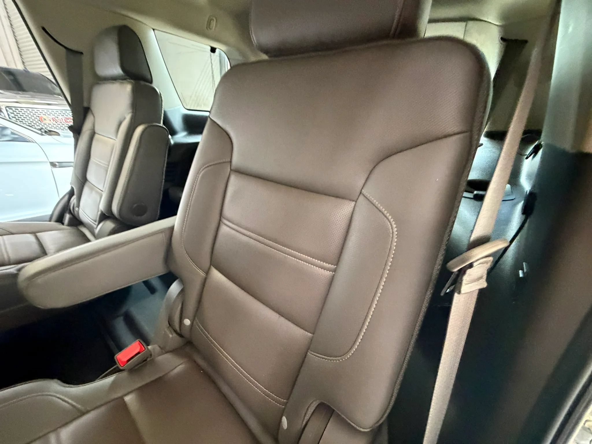 Used 2015 GMC Yukon Denali w/ Touring Package AWD/4WD image 40