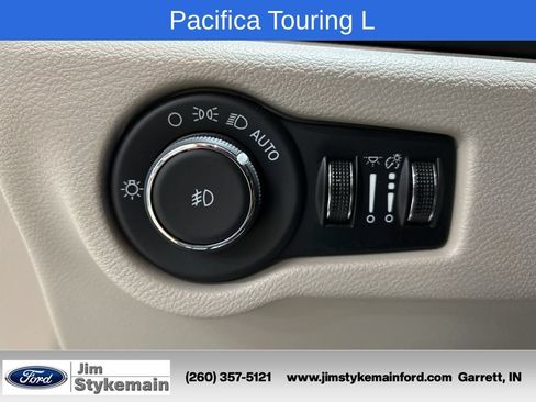 Used 2024 Chrysler Pacifica Touring-L FWD image 19