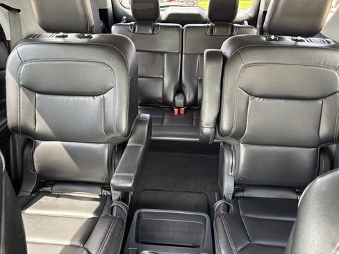 Used 2020 Ford Explorer XLT w/ Equipment Group 202A AWD/4WD image 39