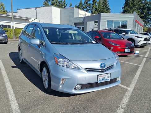 Used 2013 Toyota Prius V Five image 3