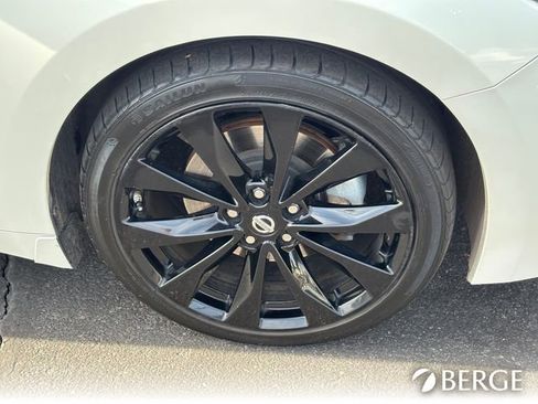 Used 2017 Nissan Maxima SR w/ Midnight Edition image 11