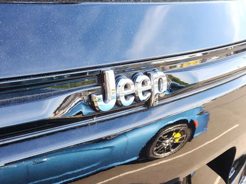 Used 2023 Jeep Grand Cherokee Limited AWD/4WD image 29