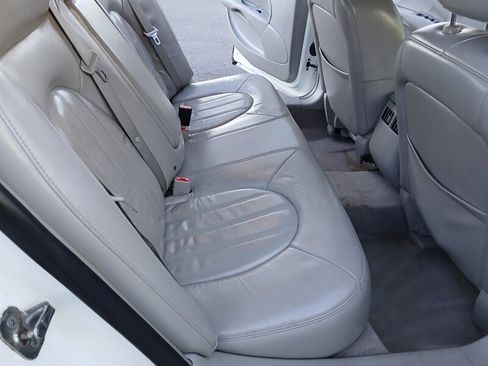 Used 2010 Buick Lucerne CXL image 13