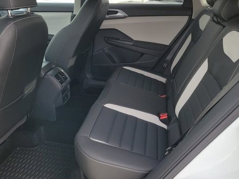 Used 2025 Volkswagen Taos SEL image 8