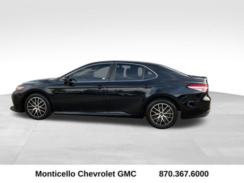 Used 2018 Toyota Camry LE image 6