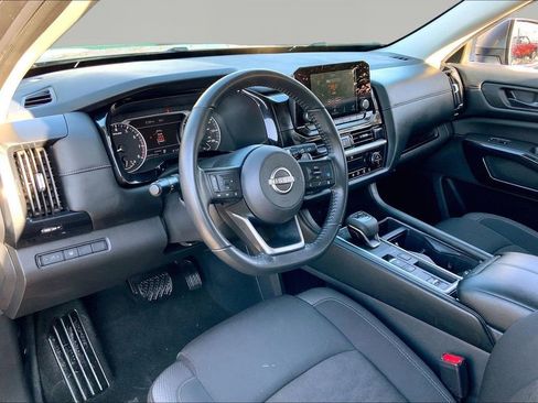 Used 2024 Nissan Pathfinder SV image 12