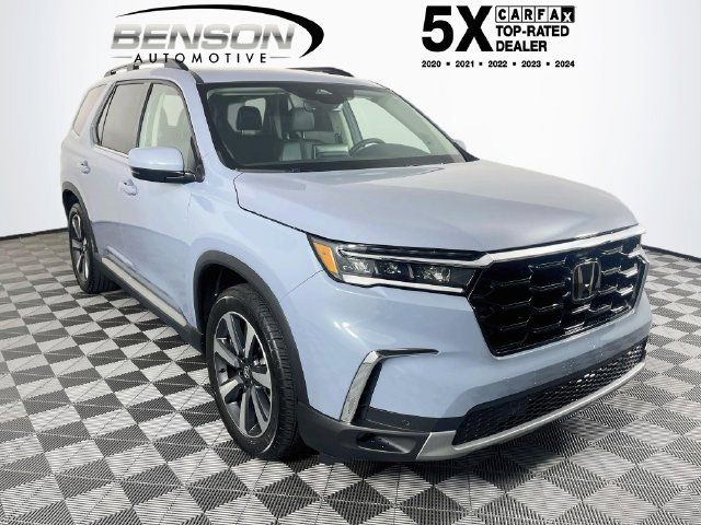 Used 2025 Honda Pilot Touring image 1