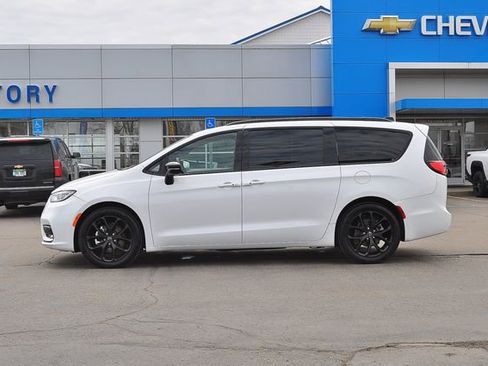 Used 2025 Chrysler Pacifica Limited FWD image 6