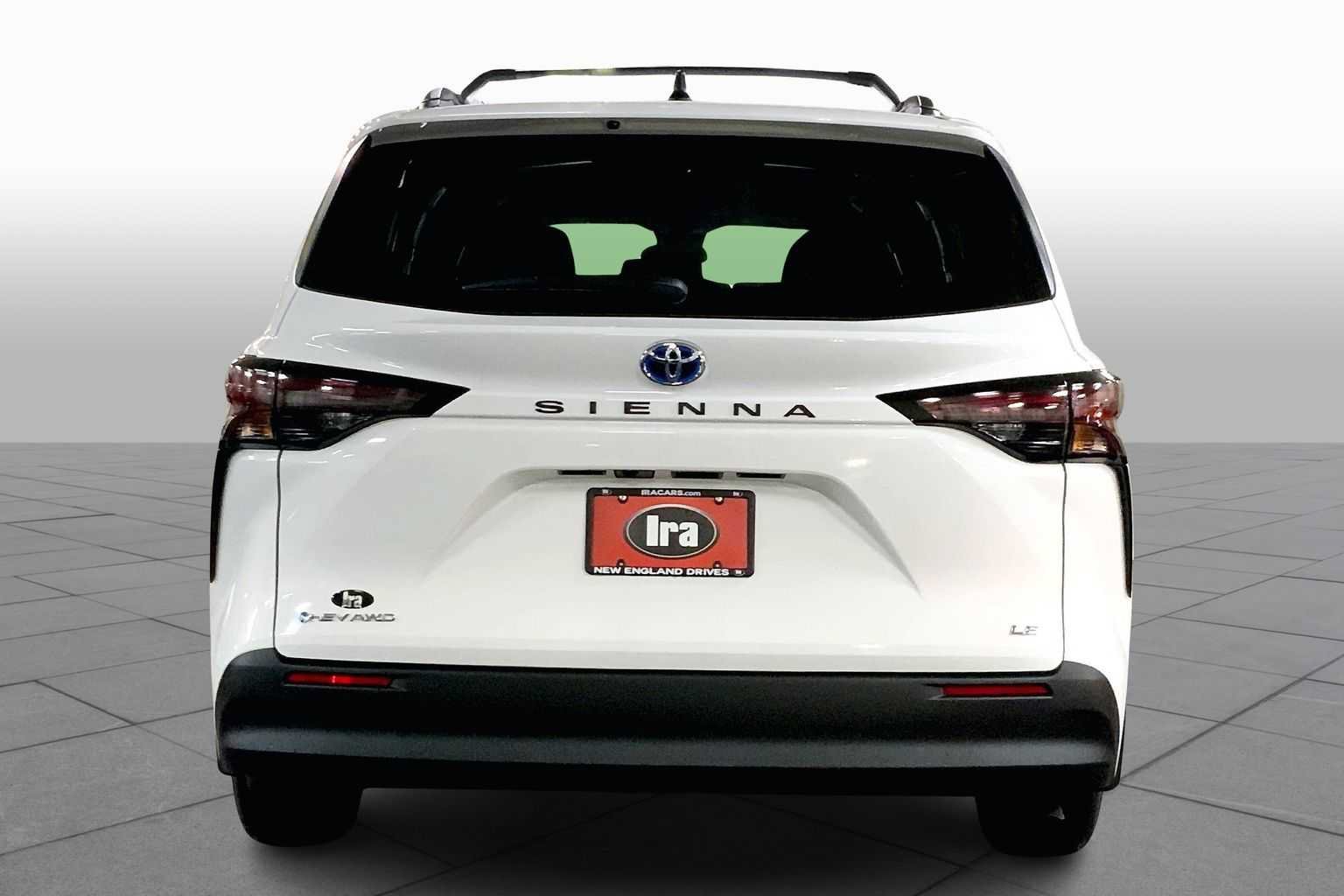 Used 2025 Toyota Sienna LE AWD/4WD image 4