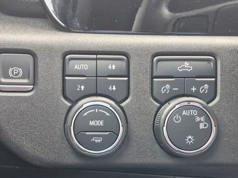 Used 2023 Chevrolet Silverado 1500 LT AWD/4WD image 9