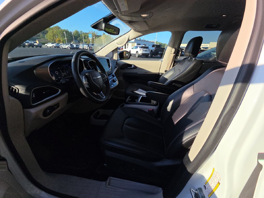 Used 2024 Chrysler Pacifica Touring-L FWD image 8